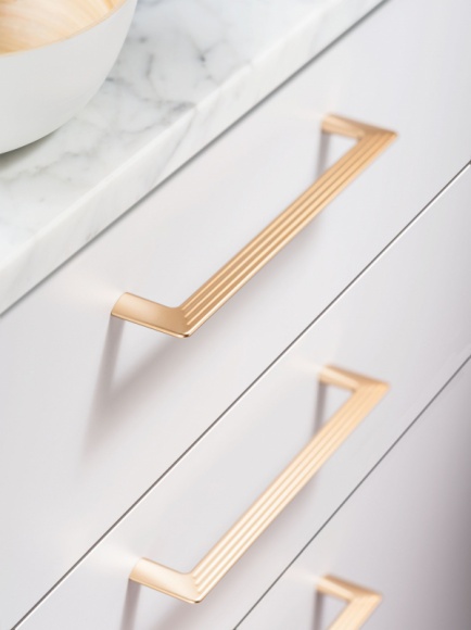 Mała rzecz a cieszy – kilka słów o uchwytach meblowych Dom, LIFESTYLE - Nowoczesne, minimalistyczne, industrialne, klasyczne, prowansalskie, retro – rozmaite style mebli można wymieniać niemal bez końca. Uchwyty to element dekoracyjny, który często uzupełnia projekt wnętrza, nadając mu charakter niczym wisienka na torcie.