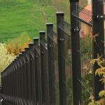 Ogrodzenie na pochyłym terenie – jest na to sposób!