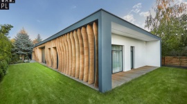 Dom Falujący na wietrze Dom, LIFESTYLE - Architekci z biura 81.WAW.PL zaprojektowali budynek, którego najważniejszą cechą jest indywidualizm, wyrażany przez drewniane, falujące żyletki.