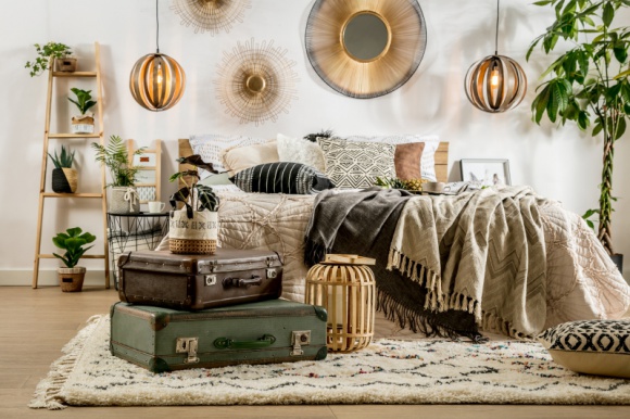 Styl boho-chic we wnętrzach – inspiracja naturą i luzem surferów