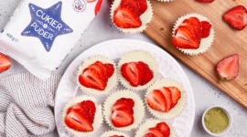 Zielone serniczki z herbatą matcha – deser idealny na upalne dni Dom, LIFESTYLE - W czasie letnich upałów nie mamy ochoty na włączanie piekarnika. To okres, w którym idealnie sprawdzają się lody oraz słodkości podawane na zimno. Jednym z niezawodnych przepisów na orzeźwiający deser jest sernik.