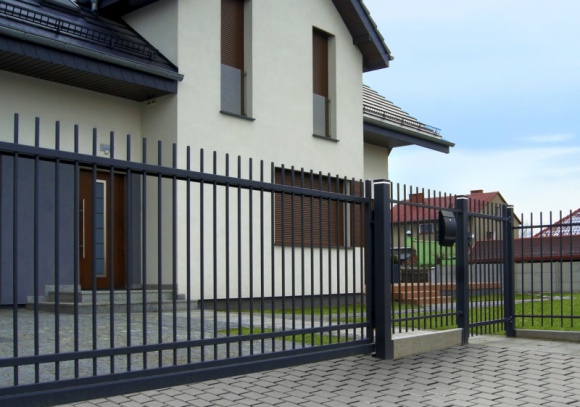 Klasyka na każdą posesję - Nowoczesne Ogrodzenie Frontowe Agat Dom, LIFESTYLE - Proste, klasyczne rozwiązania nie wychodzą z mody. Ogrodzenie z metalowych, pionowych profili o regularnym układzie jest często wybieraną opcją. Nic więc dziwnego, że wśród modeli oferowanych przez Plast-Met Systemy Ogrodzeniowe dużą popularnością cieszy się Agat.