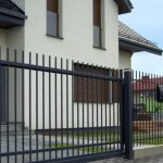 Klasyka na każdą posesję – Nowoczesne Ogrodzenie Frontowe Agat