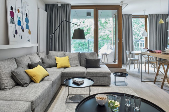 Wygodne, nowoczesne i bez sztampy – mieszkanie na Bielanach Dom, LIFESTYLE - Urządzanie swojego pierwszego mieszkania właściciele – młode, pełne energii małżeństwo, traktowali jak dobrą zabawę. Przede wszystkim miało być naturalnie: wygodnie, nowocześnie i bez sztampy.