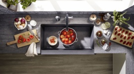 Zlewozmywak do kuchni w stylu rustykalnym Dom, LIFESTYLE - Unoszący się w powietrzu zapach świeżo skoszonego siana, zielone łąki i beztroski relaks. Oto obraz, jaki najczęściej staje nam przed oczami, kiedy myślimy o widoku z okien rustykalnej kuchni.