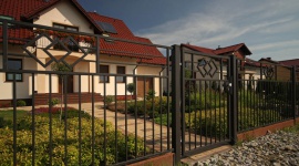 Jak zaplanować efektowną i wygodną strefę wejściową do swojego domu? Dom, LIFESTYLE - W myśl zasady „jak cię widzą, tak cię piszą” właściciele domów starają się, aby widoczna z ulicy część posesji prezentowała się możliwie najpiękniej. Nie zapominajmy jednak, że strefa frontowa pełni nie tylko funkcję reprezentacyjną.