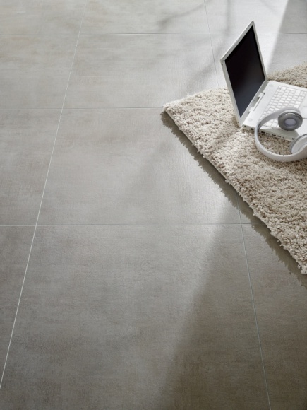 Jak łączyć kilka odcieni szarości we wnętrzu? Dom, LIFESTYLE - Szarość króluje w wystroju nowoczesnych wnętrz, wprowadzając atmosferę spokoju i elegancji. W salonie, kuchni, przestrzeniach pracowni oraz łazienki.