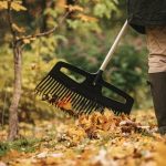 Sprzątamy liście z trawnika – jesienne porządki z Fiskars