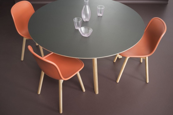 Linoleum Forbo – praktyczny materiał wykończeniowy do mebli Dom, LIFESTYLE - W trendach wnętrzarskich, podobnie jak w modzie, konkretne wzory i materiały są popularne przez kilka sezonów, po czym się o nich zapomina. Na szczęście, niektóre z nich po latach zapomnienia wracają w nowej, piękniejszej odsłonie, aby zostać z nami na dłużej.