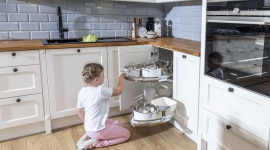 Rzut rożny, czyli Le Mans vs. Magic Corner Dom, LIFESTYLE - Jak efektywnie zorganizować kuchenny narożnik, by nie był on martwą strefą? Takie pytanie zada sobie każdy, kto „z głową” opracowuje plan kuchni. Narożnik to trudno dostępne miejsce, często niewykorzystywane, kłopotliwe i pomijane, a przecież wcale nie musi tak być!