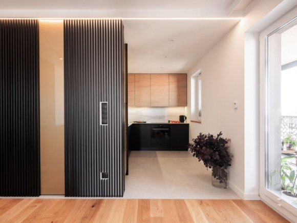 Szyk współczesności Dom, LIFESTYLE - Dziś zapraszamy Państwa do Kielc. Odwiedzimy nowoczesny, funkcjonalny i niezwykle konsekwentnie zaprojektowany przez pracownię architektoniczną Kaza Interior Design apartament. Najwyższej jakości materiały wykończeniowe pochodzą z sieci salonów Dekorian Home.