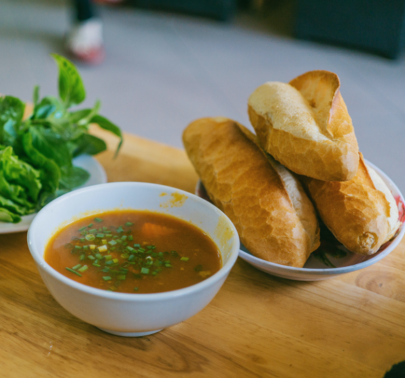 Jaki przepis rekomendują profesjonalni kucharze i dlaczego gotują na gazie? Dom, LIFESTYLE - Kupując kuchenkę, często rozważamy wybór między gazową a indukcyjną. Jak się okazuje, nawet profesjonalni kucharze wybierają tę pierwszą. Dlaczego zatem kuchenka gazowa to dobre rozwiązanie?