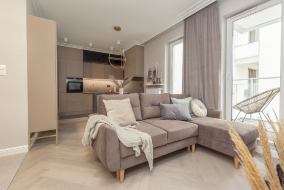 Modern classic w stylowym apartamencie Dom, LIFESTYLE - Styl art deco nieustannie inspiruje architektów wnętrz swoim niepowtarzalnym charakterem i pięknem form. Nie tylko w swojej pierwotnej formie, ale również w nieoczywistych nawiązaniach.