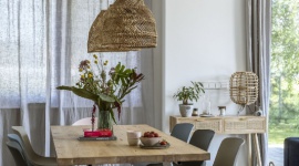 Projekt podwarszawskiego domu od Malwiny Morelewskiej Dom, LIFESTYLE - Wnętrza tego domu sprawiają, że chcesz zostać na dłużej. W przestrzeni wykreowanej przez architektkę Malwinę Morelewską znajdziemy wszystko, by nareszcie odetchnąć i poczuć się jak u siebie. Zgaszoną paletę barw, naturalne materiały, proste formy mebli, sztukę i mnóstwo roślin.