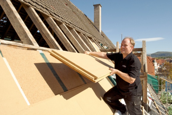 Stary dom – nowy dach. Prosta i skuteczna termomodernizacja w 3 krokach Dom, LIFESTYLE - Nieprawidłowo wykonana termoizolacja dachu skutkuje wysokimi kosztami ogrzewania w sezonie zimowym, dlatego warto rozważyć jego docieplenie.