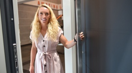 Nowa kolekcja drzwi wejściowych AWIDOOR od AWILUX. Kto stoi za tymi drzwiami? Dom, LIFESTYLE - Firma AWILUX wprowadza na rynek ponad 70 modeli nowych drzwi zewnętrznych AWIDOOR. Kolekcja zawiera cztery nowe linie drzwiowe, a także możliwość stworzenia indywidualnego rozwiązania.