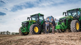 Dwuletnia gwarancja w ciągnikach John Deere – jak wpłynie na utrzymanie wartości Rolnictwo, BIZNES - John Deere podjął decyzję o wydłużeniu okresu gwarancji na ciągniki 7R, 8R, 8RT, 8RX, 9R, 9RT, 9RX na okres dwóch lat, co w branży jest krokiem bez precedensu.