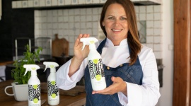 Jak skutecznie myć okna? Dom, LIFESTYLE - W szale jesiennych a może już przedświątecznych porządków bardzo ważne jest mycie okien. Niestety polerowanie, docieranie i usuwanie zabrudzeń to czynność jak zawsze czasochłonna.Jak więc błyskawicznie i bez smug myć okna?