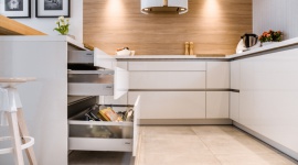 Urządzamy kuchnię: szuflady z podziałem na role Dom, LIFESTYLE - Kuchenny arsenał oraz zapasy spożywcze można pogrupować w szufladach nie tylko według przeznaczenia, ale również wielkości i kształtu opakowania. Pozwoli to zachować przejrzysty układ a także w przemyślany sposób zagospodarować przestrzeń w meblach.