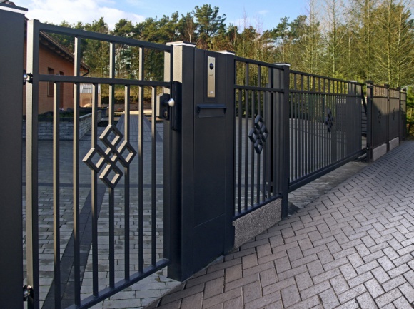 Wymiar ma znaczenie - jak zaplanować ogrodzenie optymalne? Dom, LIFESTYLE - Wygodna furtka, odpowiednio szeroki wjazd na posesję oraz ogrodzenie, którego gabaryty będą dostosowane do otoczenia i charakteru budynku – to czynniki, które zdeterminują nie tylko wygląd naszego podwórka, ale przede wszystkim komfort codziennego funkcjonowania mieszkańców.