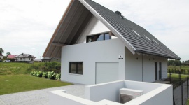 Powtarzalny i indywidualny – o projekcie Domu Optymalnego w Radostowicach Dom, LIFESTYLE - Dom Optymalny to pierwszy projekt powtarzalny stworzony przez Roberta Koniecznego. Architekt znany z innowacyjnego i „poszukującego” podejścia do architektury nie zaproponował jednak obiektu podobnego do tych, jakich na pęczki znaleźć można w katalogach.