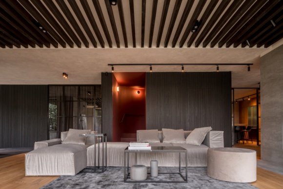 Konsekwentny i ciepły modernizm na przedmieściach Szczecina Dom, LIFESTYLE - Stworzenie nowej jakości w już istniejącym kontekście, to jedno z trudniejszych zadań dla architektów. Ale dom w szczecińskiej dzielnicy Osów udowadnia, że powierzając przebudowę utalentowanym projektantom można spodziewać się spektakularnego efektu.