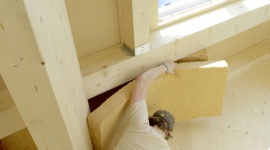 Szybko, sprawnie i skutecznie: docieplanie dachu od wewnątrz Dom, LIFESTYLE - Prace remontowe podczas docieplania dachu można przeprowadzić sprawnie i niezależnie od pogody, wykonując warstwę termoizolacji od wewnątrz budynku. Dodatkowe docieplenie przestrzeni między krokwiami matami STEICOflex 036 skutecznie ograniczy straty ciepła.