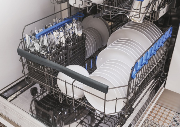 Jak sobie poradzić z codziennymi problemami związanymi z użytkowaniem zmywarki d Dom, LIFESTYLE - Jeszcze kilka lat temu zmywarka była urządzeniem, które kojarzyło się z luksusem. Niewiele osób mogło sobie na nią pozwolić. Dziś nowoczesna pani domu nie wyobraża sobie bez niej życia.
