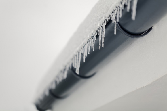 Kable, płotki i sitka – czyli jak dbać o drożność rynien Dom, LIFESTYLE - O jesieni lubimy myśleć przez pryzmat jej barwnego oblicza. Jednak jest to także czas, który powinniśmy wykorzystać na intensywne przygotowania do nadejścia chłodnych, zimowych miesięcy.