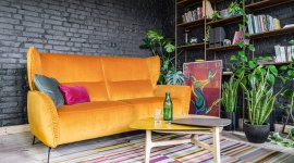 Kolory jesieni w salonie Dom, LIFESTYLE - W sezonie jesiennym we wnętrzach delikatne beże brązowieją, a szarości ustępują miejsca ciepłym kolorom ziemi, tworząc aranżacje idealne na jesień i zimę. Jasne odcienie stają się ciemniejsze i wyrazistsze, tym bardziej, że często ożywia je blask złota.
