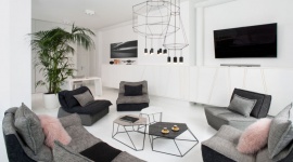 Biel i faktury Dom, LIFESTYLE - Mieszkanie już od progu wita gości wszechobecną bielą, otwartą przestrzenią i niesamowitą ilością naturalnego światła. Takie było założenie – ma być jasno i przestronnie, co nie znaczy, że nudno.