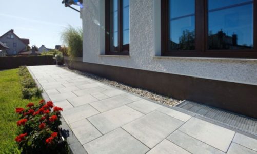 Jak efektownie zaaranżować strefę wejściową domu i przestrzeń wokół posesji?