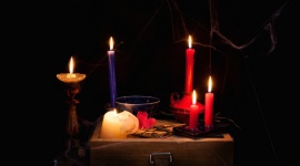 Czas na andrzejkowe wróżby z wina! Dom, LIFESTYLE - W obecnej sytuacji, kiedy najlepszym wyborem jest zostać w domu, może brakować nam rozrywki. Jeśli czujesz, że i Tobie brakuje pomysłów, polecamy nietypowe wróżby z wina Oak View