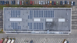 Prąd ze słońca zasili zajezdnię. MPK z nową instalacją fotowoltaiczną BIZNES, Ochrona środowiska - Świetnym miejscem na montaż paneli słonecznych może być… zajezdnia autobusowa! Wrocławskie MPK w jednej z hal uruchomiło właśnie instalację do czerpania prądu ze światła słonecznego