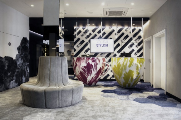 Rzemiosło na pierwszym planie: ibis Styles Bolesławiec Dom, LIFESTYLE - Hotel ibis Styles Bolesławiec to miejsce, w którym można przenieść się do świata lokalnej tradycji i przyjrzeć się słynnej ceramice. Wnętrza opowiadają jej historię, zachęcając do bliższego poznania kultowych naczyń. Projekt bryły oraz wnętrz hotelu powierzono pracowni Tremend.