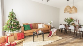 Świątecznie na Powiślu Dom, LIFESTYLE - Wystrój mieszkania na warszawskim Powiślu wymyka się schematom. Znajdziemy tu elementy typowe dla stylu boho i vintage, nie brakuje też nawiązań do soft loftu. Pozbawiona zbędnych elementów przestrzeń na co dzień sprzyja skupieniu i wyciszeniu.