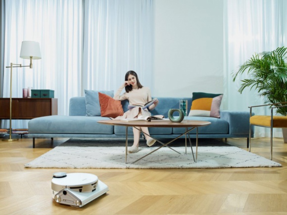 Przyszłość obowiązków domowych wg Samsung Dom, LIFESTYLE - Samsung powiększa portfolio o kolejne urządzenia mające ułatwić życie. Należy do nich JetBot 90 AI+ i suszarki AI Control, które sprawiają, że dbanie o odzież jest prostsze i szybsze.