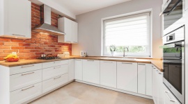 Kuchnia w ceglanej scenerii Dom, LIFESTYLE - Kuchnia kocha cegłę, ponieważ jej urok jest ponadczasowy a design uniwersalny. Cegła na kuchennej ścianie dobrze komponuje się zarówno z zabudową meblową w klasycznym stylu, jak i nowoczesnymi aranżacjami.