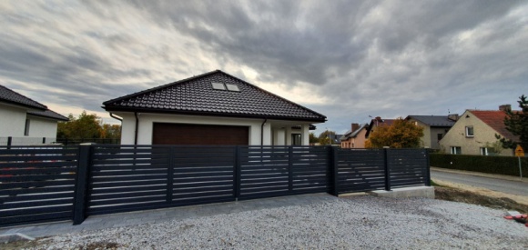 Sprawdzony sposób na dużą bramę wjazdową Dom, LIFESTYLE - Czy łatwo znaleźć firmę, która ogrodzi naszą posesję? Raczej tak, o ile realizacja jest standardowa. Większy problem pojawia się wtedy, gdy działka lub potrzeby inwestora wymagają zastosowania nietypowych rozwiązań. Przekonał się o tym pan Wiktor.