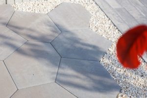 Polbruk_Exa(2) Trendy tarasowe. Ponadczasowe szarości i geometryczne kształty.