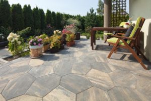 Polbruk_Exa(3) Trendy tarasowe. Ponadczasowe szarości i geometryczne kształty.