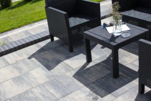 Polbruk_Lamell(2) Trendy tarasowe. Ponadczasowe szarości i geometryczne kształty.