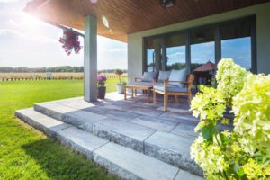 Polbruk_Magna(1) Trendy tarasowe. Ponadczasowe szarości i geometryczne kształty.